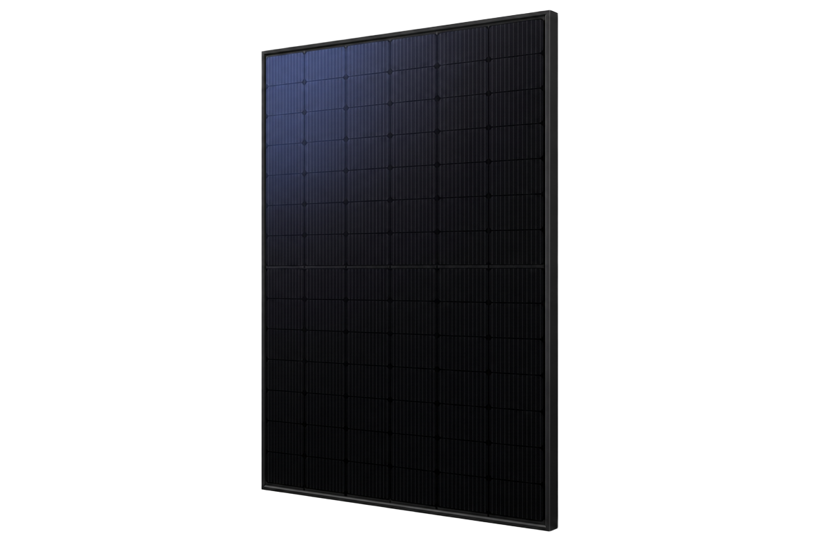 Full-Black Photovoltaikmodul in Schrägansicht